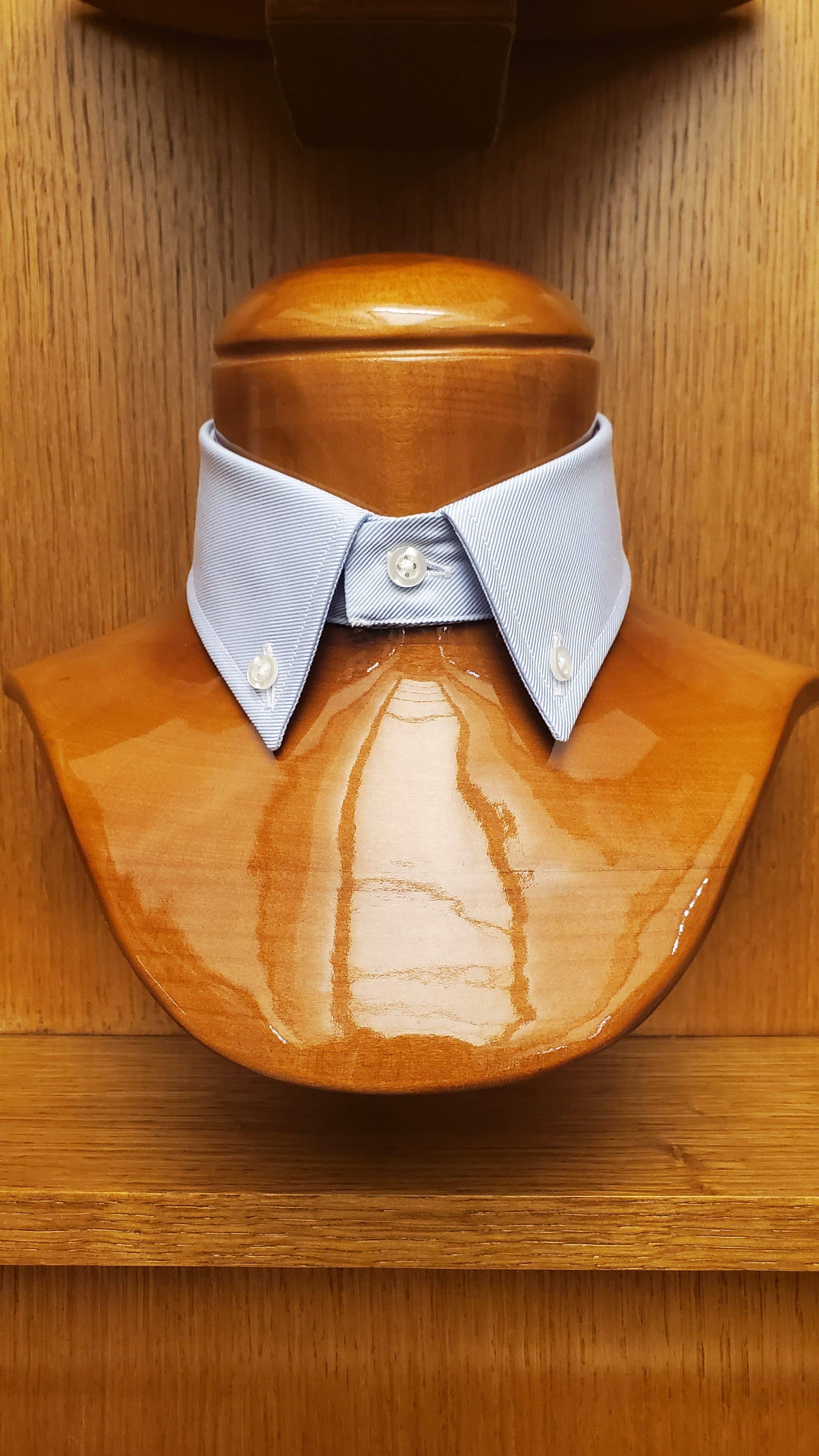 Chemise Col boutonné élégante et très tendance avec ou sans cravate.